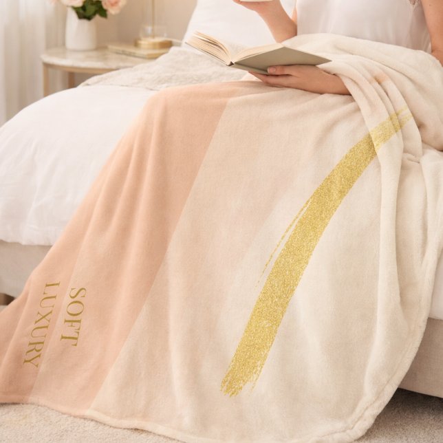 Polaire Couverture en molleton doré et ivoire rosé (A soft ivory base with blush fade and gold contrast for refined bedroom layering.)