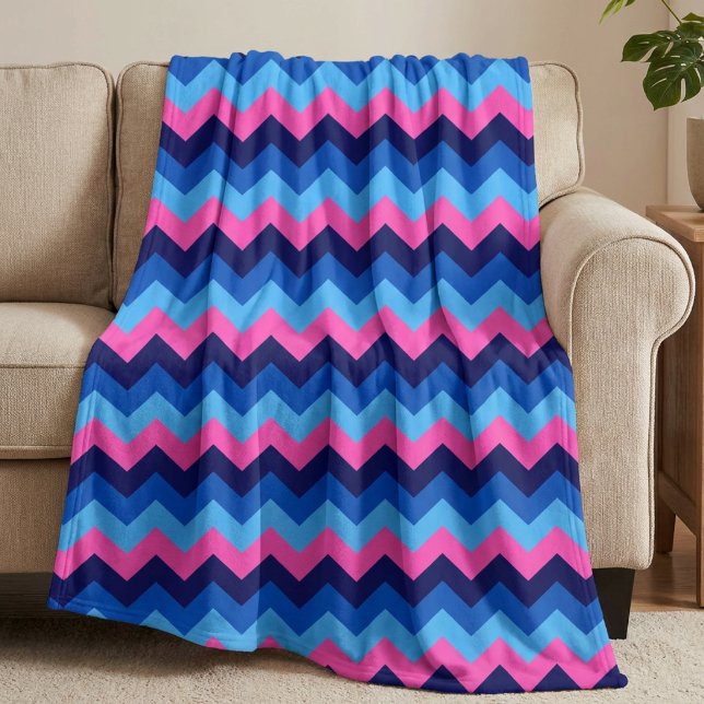 Polaire Couverture en molleton grande taille à chevrons bl (Cool Blue Pink Chevrons Large Fleece Blanket draped on sofa in a living room.)