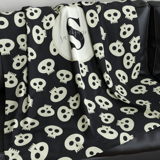 Polaire Couverture en molleton noir avec motif de crâne mi (Add your initial and or name to this cute skull pattern blanket. Perfect for snuggles!)