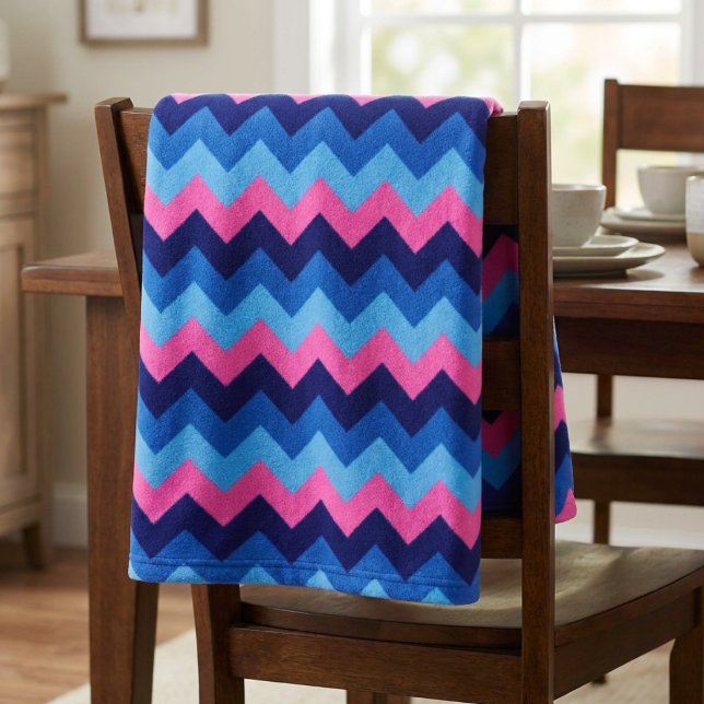 Polaire Couverture en molleton petit bleu rose chevrons (Cool Blue Pink Chevrons Small Fleece Blanket draped on back of chair )