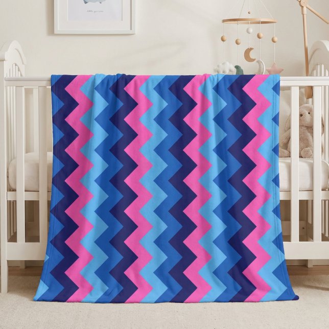 Polaire Couverture moyenne en molleton bleu rose chevrons (Cool Blue Pink Chevrons Medium Fleece Blanket draped over the side of a baby crib in nursery.)