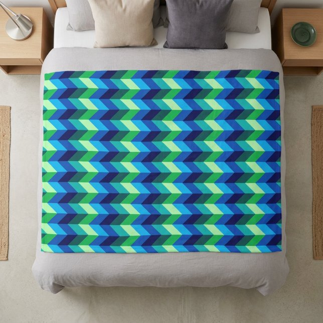Polaire Couverture moyenne en molleton ombré bleu-vert à c (Blue Green Ombre Chevrons Medium Fleece Blanket on a bed.)