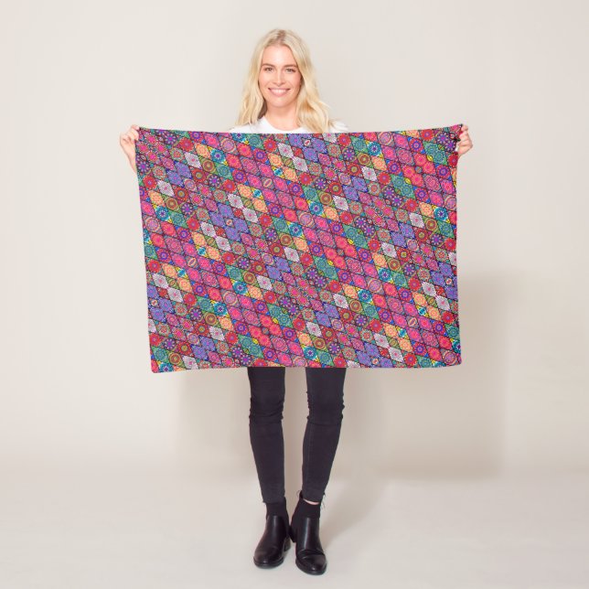 Polaire Couverture patchwork bohème vibrante ADOM (En situation)