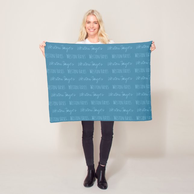 Polaire Couverture pour bébé personnalisée avec nom répété (En situation)