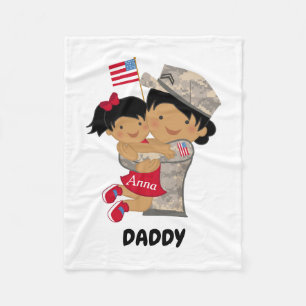Polaire Papa de l'enfant dans une couverture militaire