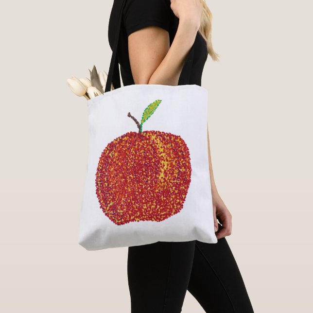 Pomme rouge mûre entière dans les Sacs fourre-tout (De près)