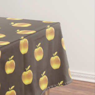 Pommes dorées sur nappe marron