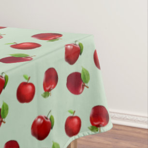 Pommes rouges sur une nappe vert clair