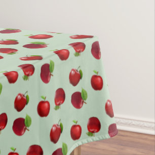 Pommes rouges sur une nappe vert clair
