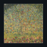 Pommier par Gustav Klimt, Art Nouveau Vintage<br><div class="desc">Apple Tree (1912) de Gustav Klimt est une peinture d'art vintage de l'époque victorienne Symbolisme. Une scène nature avec un pommier dans un verger sur une ferme aux fruits mûrs et aux fleurs de pommes. Le jardin fleuri est fleuri et fleuri. À propos de l'artiste : Gustav Klimt (1862-1918) était...</div>