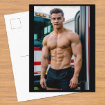 Pompier Bodybuilder | Carte postale<br><div class="desc">Envoyez une touche de force physique et d'attrait masculin à quelqu'un ou ajoutez-la à vos collections. Bodybuilder pompier en short noir imprimé sur une carte postale. Une carte postale avec un culturiste masculin illustrant la forme physique, la force, la discipline et le dévouement pour inspirer et motiver les amateurs de...</div>