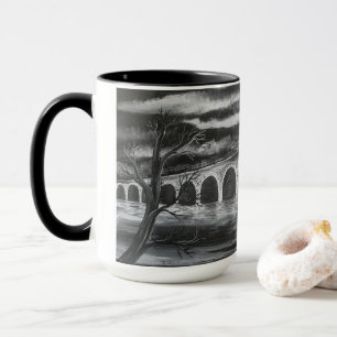 Pont au-dessus de tasse préoccupée de l'eau