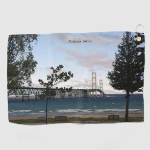 Pont Mackinac avec serviette de golf arborée