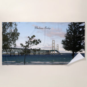 Pont Mackinac avec serviette de plage arborée