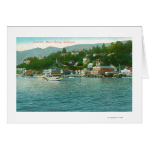 Port avec yachts et bateaux à voile