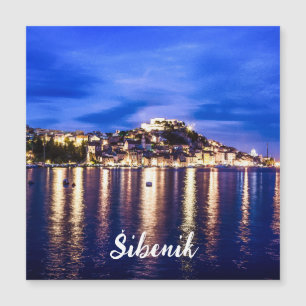Port éclairé en Sibenik, Croatie