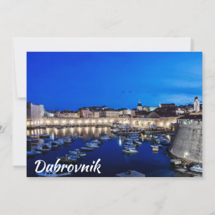 Port et murs de Dubrovnik illuminés la nuit