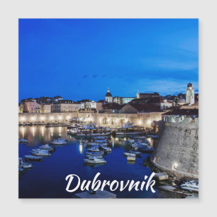 Port et murs de Dubrovnik illuminés la nuit ma