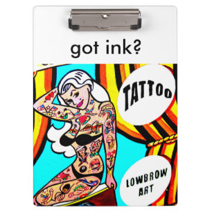 Porte-bloc blonde avec le porte - bloc de tatouages