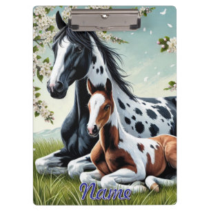 Porte-bloc Cheval et poulain reposent au milieu des arbres en