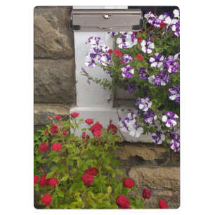 Porte-bloc Gîte écossais avec pétunias et rose