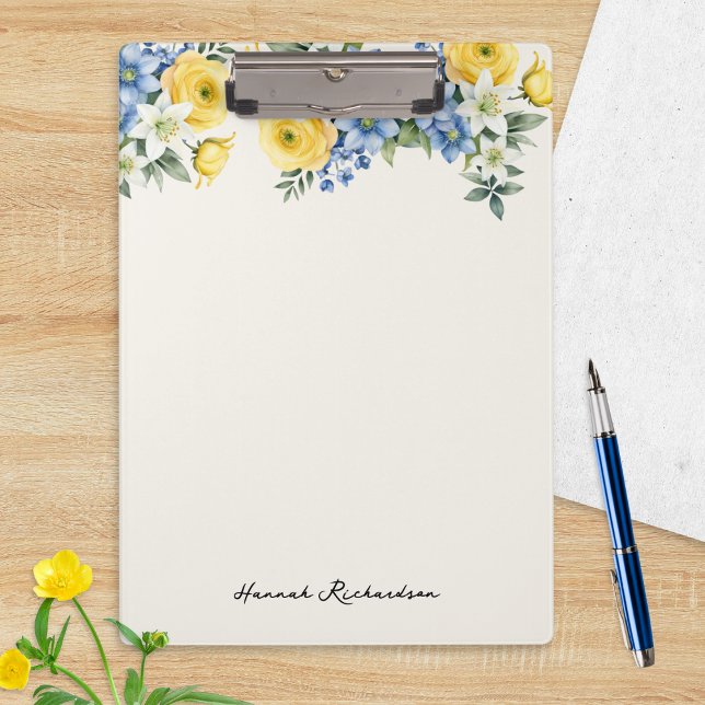 Porte-bloc Nom personnalisé floral aquarelle Élégant (A personalized clipboard with yellow, blue and white floral design and name in script typography)