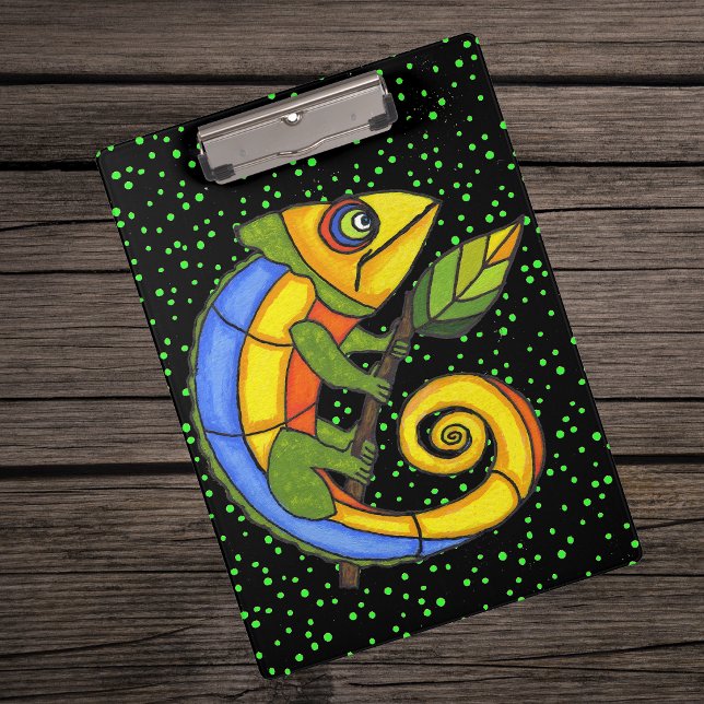Porte-bloc Points de branche de lézard amusant coloré (Fantasy colourful lizard holding stick with leaf on black with green dots clipboard.)