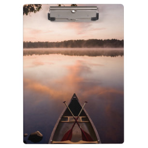 Porte-bloc Un canoë repose sur la rive du lac Pawtuckaway