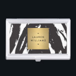 Porte-cartes De Visite Abstrait Brosse noire avec logo Gold Name<br><div class="desc">Coordonner avec l'Abstrait modèle de carte de visite Black Brushstrokes avec Gold Name Logo d'ici 12 h. Un faux coffret en or métallique contenant votre nom ou votre nom d'entreprise se démarque vraiment sur l'art abstrait noir et blanc graphique. Un coque de carte pointu et élégant pour vos cartes de...</div>