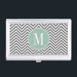 Porte-cartes De Visite Charbon et menthe vert Chevrons sur mesure Monogra<br><div class="desc">Ajoutez vos monogrammes à ce motif design et graphique aux couleurs populaires.</div>