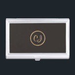 Porte-cartes De Visite Élégant Manly Black Faux Gold Circle Monogramme<br><div class="desc">Elégant porte-carte de visite avec arrière - plan gris foncé et faux motif cercle or Vous pouvez y ajouter votre monogramme.</div>