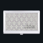 Porte-cartes De Visite Fleur de lis en argent métallique motif<br><div class="desc">Motif de fleur de lis métallique argent classique avec un look en aluminium brossé faisant un porte-carte de visite personnalisé.</div>