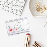 Porte-cartes De Visite Flore de Blush et de Sage<br><div class="desc">Élégante et féminine,  la coque carte de visite est décorée d'un bouquet de fleurs d'aquarelle rose vif et de feuilles verts sauge qui fleurissent du coin. Personnalisez avec votre nom,  monogramme ou nom d'entreprise en lettres d'ardoise modernes.</div>