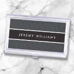 Porte-cartes De Visite Moderne gris foncé et noir masculin personnalisé<br><div class="desc">Porte-profil moderne,  élégant ou carte de visite avec bande noire et horizontale sur une texture rayée gris foncé. Nom personnalisable sur le devant. Texte blanc. Correspond au même style carte de visite. Design classique,  idéal pour un avocat,  un avocat ou un comptable.</div>