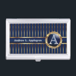 Porte-cartes De Visite Monogramme exécutif - Bleu foncé classique<br><div class="desc">Titulaires de cartes professionnelles prêts à vous personnaliser. Conçu dans une fausse bande d'or et arrière - plan bleu marine avec une zone de cercle d'or faux pour ajouter votre monogramme. REMARQUE : SEULEMENT CHANGER LES ZONES MODÈLES NÉCESSAIRES! 😀 Si nécessaire, vous pouvez supprimer le texte et commencer à ajouter...</div>