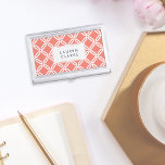 Porte-cartes De Visite Motif de treillis de liaison corail et octogone bl<br><div class="desc">Transportez vos cartes de visite dans un style chic et classique avec notre coque de carte personnalisé. Le design Preppy présente un motif octogonal géométrique de maillon en blanc sur la pêche de corail ensoleillée. Ajoutez un nom, un monogramme ou un nom d'entreprise en lettres bleu marine assorties pour un...</div>