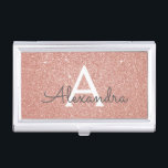 Porte-cartes De Visite Parties scintillant rose Rose or et Monogramme éti<br><div class="desc">Pink Rose Gold Faux Parties scintillant et Sparkle Elegant Monogram Titulaire de carte d'affaires pour professionnels de la beauté tels que soins de la peau, micro-blading, Eyelash Extensions, cheveux ou maquillage Beauty Salon Manager ou Employé. Ce détenteur de carte de visite peut être customisé pour inclure votre nom initial et...</div>