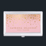 Porte-cartes De Visite Possesseur de carte d'affaires Confetti Pink Faux<br><div class="desc">Porte-carte de visite moderne et élégant avec faux confettis en feuille d'or. Veuillez noter qu'il s'agit d'un faux papier,  il n'y aura pas de véritable feuille d'or dans l'article final. Des éléments correspondants sont disponibles.</div>