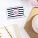 Porte-cartes De Visite Preppy Nautical Navy & White Stripe Pink Monogramm<br><div class="desc">Ce porte-carte de visite très chic possède de larges bandes marines bleues et blanches,  un badge de corde circulaire et votre monogramme initial en rose magenta chaud. Magnifique combinaison de couleur rose et marine et la façon parfaite d'ajouter un peu de style nautique à vos accessoires de bureau!</div>