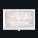 Porte-cartes De Visite Titulaire de carte d'affaires White Glamor Bokeh L<br><div class="desc">Titulaire de carte d'affaires White Glamor Bokeh Lights. Customisez avec n'importe quel texte ou laissez-le vide.</div>