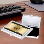 Porte-cartes De Visite Titulaires de carte de visite Monogramme classique<br><div class="desc">Coque monogramme classique pour hommes avec un emblème monogramme d'or élégant en métal simulé imprimé sur l'avant et avec espace monogramme, vous pouvez faire votre propre carte de visite en ajoutant votre nom, nom de société ou initiales. Conçu pour tout professionnel d'affaires qui souhaite faire une grande première impression, ce...</div>