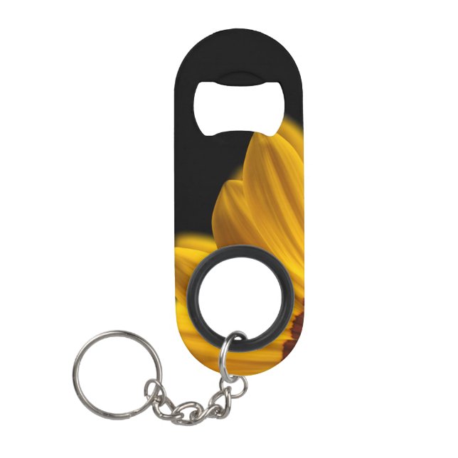 Porte-clé Décapsuleur Fleur jaune sur arrière - plan noir (Devant)