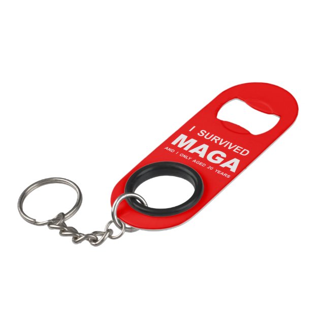 Porte-clé Décapsuleur J'ai survécu à MAGA (Devant Angle)