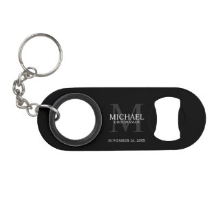 Porte-clé Décapsuleur Monogramme et nom personnalisés du garçon d'honneu