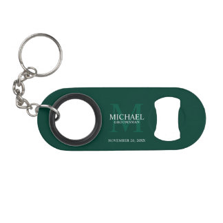 Porte-clé Décapsuleur Monogramme et nom personnalisés du garçon d'honneu