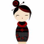 Porte-clé Photo Sculpture Kokeshi gothique<br><div class="desc">Ce Kokeshi utilise un kimono de charbon de bois avec la copie de fleur.  Son kimono a des fleurs et tourbillonne avec piquer rouge.</div>