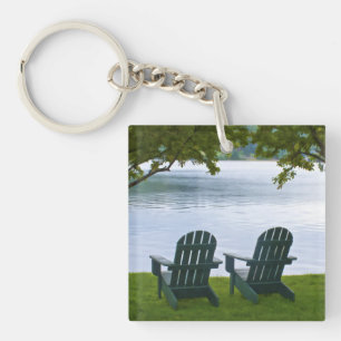 Porte-clefs Adirondack vide préside faire face à un lac