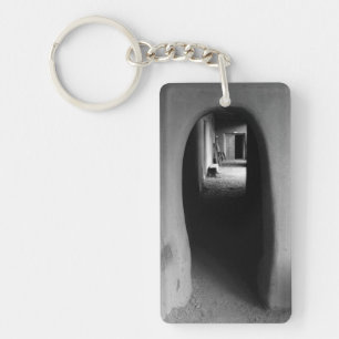 Porte-clefs Adobe Passageway : photo en noir et blanc