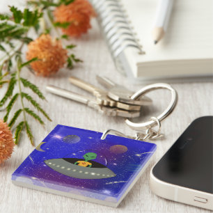 Porte-clefs Alien dans un vaisseau spatial portant un t-shirt 