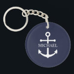Porte-clefs Ancre bleue marine nautique nom personnalisé<br><div class="desc">Ce cadeau personnalisé présente un design d'ancre blanc avec un nom personnalisé dans une police serif blanche classique sur fond bleu marine. Une idée de cadeau nautique attentionné pour la décoration de la maison de plage, un cadeau pour la fête des pères pour papa, un cadeau de remerciement pour les...</div>